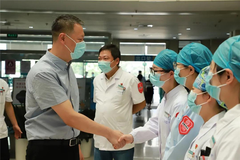 致敬医师节，区领导慰问我院全体医师.jpg